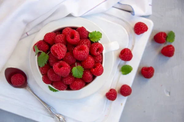 Frambuesas Maduras Con Hojas Taza Blanca — Foto de Stock