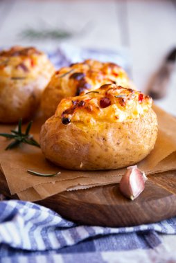 Peynir, sebze ve biberiye ile doldurulmuş ev yapımı fırında patates.