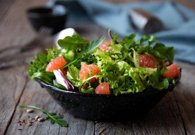 Roka ve greyfurtlu yeşil sebze salatası.
