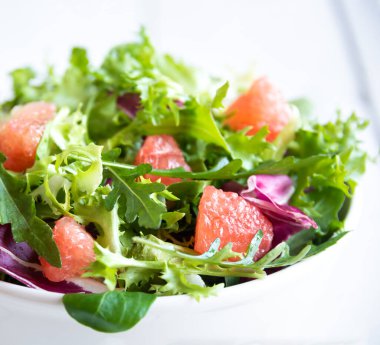 Roka ve greyfurtlu yeşil sebze salatası.