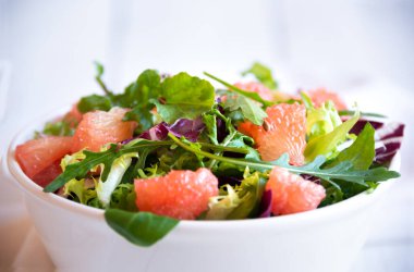 Roka ve greyfurtlu yeşil sebze salatası.