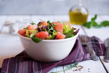 Roka ve greyfurtlu yeşil sebze salatası.