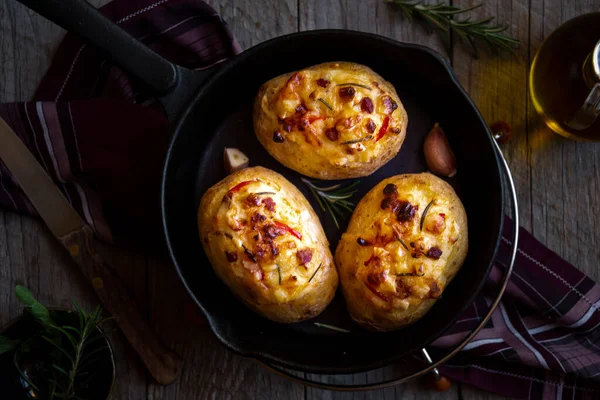 Patatas Caseras Horno Rellenas Queso Verduras Romero — Foto de Stock