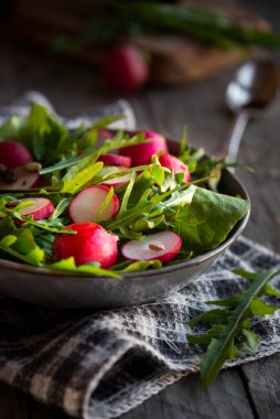 Sebze salatası, turp, roka ve marul.