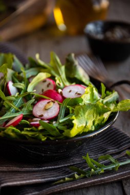 Sebze salatası, turp, roka ve marul.