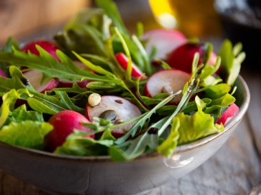 Sebze salatası, turp, roka ve marul.