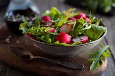 Sebze salatası, turp, roka ve marul.