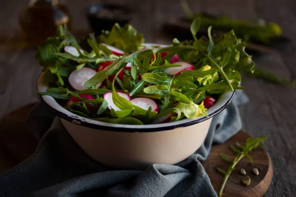 Gemüsesalat Mit Rettich Rucola Und Salat — Stockfoto