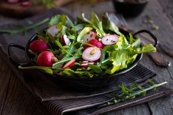 Plantaardige Salade Met Radijs Arugula Sla — Stockfoto