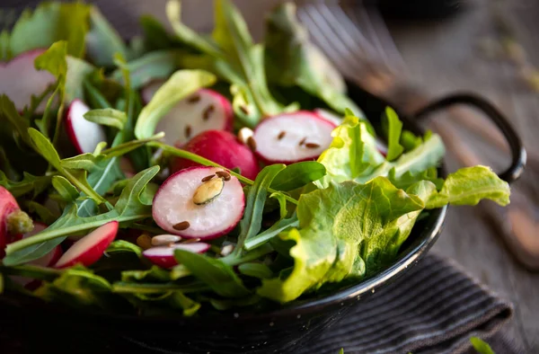 Növényi Saláta Retekkel Arugulával Salátával — Stock Fotó
