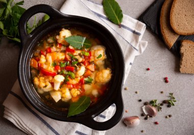 Karnabaharlı sebze çorbası ve diğer sebzeler.