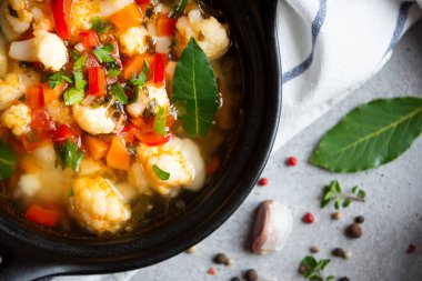 Karnabaharlı sebze çorbası ve diğer sebzeler.