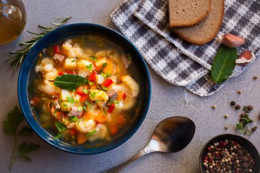 Karnabaharlı sebze çorbası ve diğer sebzeler.