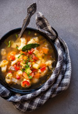 Karnabaharlı sebze çorbası ve diğer sebzeler.