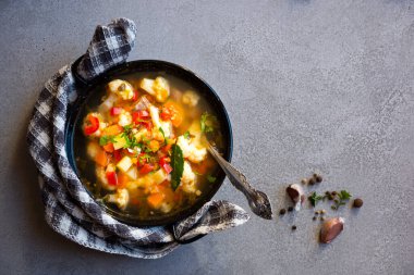 Karnabaharlı sebze çorbası ve diğer sebzeler.