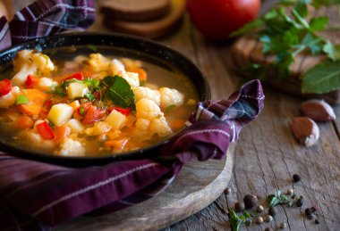 Karnabaharlı sebze çorbası ve diğer sebzeler.