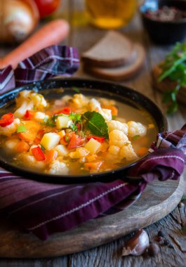 Karnabaharlı sebze çorbası ve diğer sebzeler.