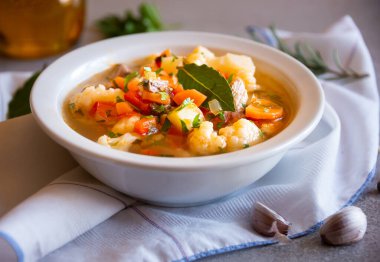 Karnabaharlı sebze çorbası ve diğer sebzeler.