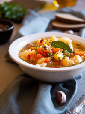 Karnabaharlı sebze çorbası ve diğer sebzeler.