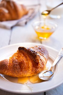 Kahvaltı için taze kruvasan.