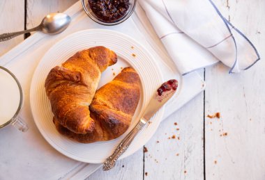 Kahvaltı için taze kruvasan.