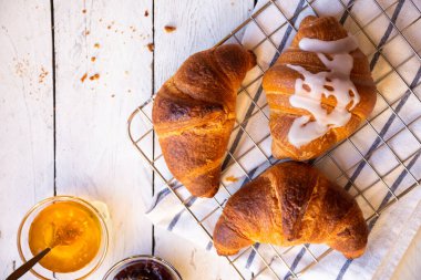 Kahvaltı için taze kruvasan.