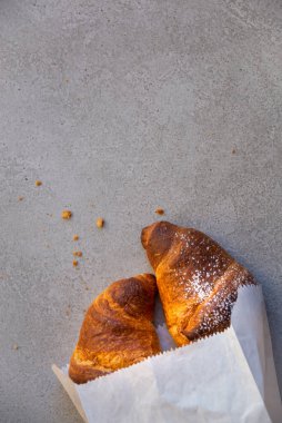 Kahvaltı için taze kruvasan.