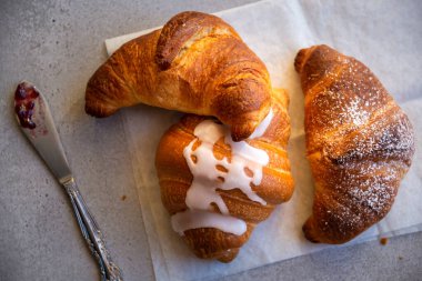 Kahvaltı için taze kruvasan.