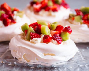 Lezzetli Pavlova pastası kremalı, taze çilekli ve kivili.