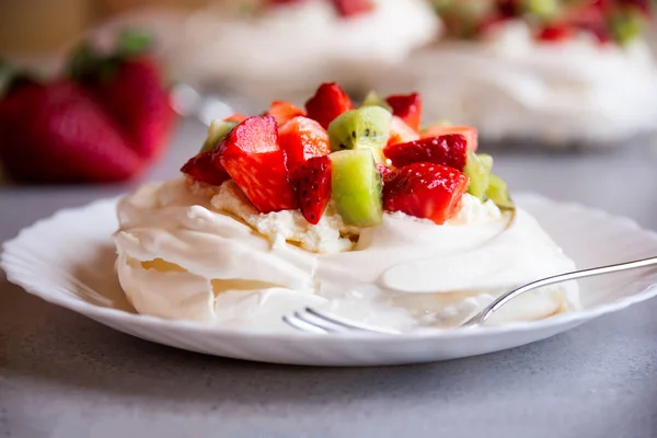 Lahodný Dort Pavlova Meringue Čerstvými Jahodami Kiwi — Stock fotografie