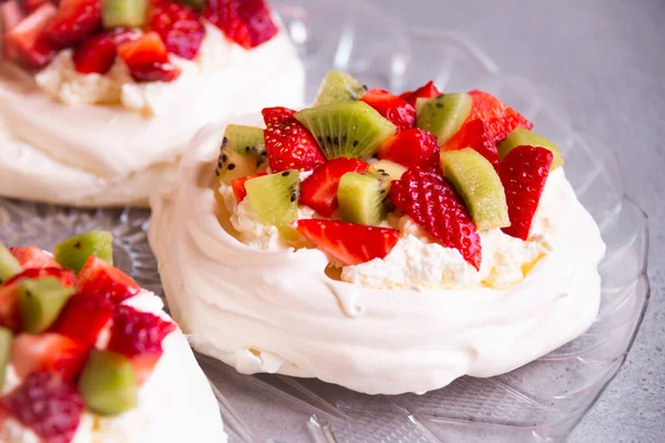 Heerlijke Pavlova Taart Gemaakt Van Meringue Verse Aardbeien Kiwi — Stockfoto