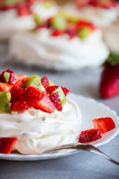 Lahodný Dort Pavlova Meringue Čerstvými Jahodami Kiwi — Stock fotografie