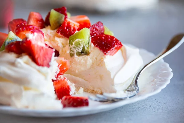 Tort Delicios Pavlova Făcut Vesel Căpșuni Proaspete Kiwi — Fotografie, imagine de stoc