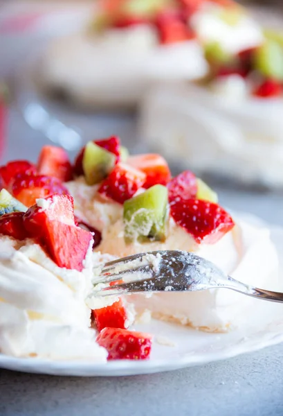 Tort Delicios Pavlova Făcut Vesel Căpșuni Proaspete Kiwi — Fotografie, imagine de stoc