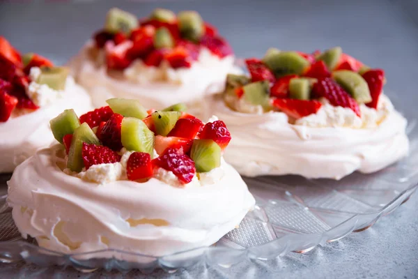 Delicioso Bolo Pavlova Feito Com Merengue Morangos Frescos Kiwi — Fotografia de Stock