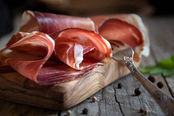 Olasz Prosciutto Vagy Jamon Rozmaringgal — Stock Fotó