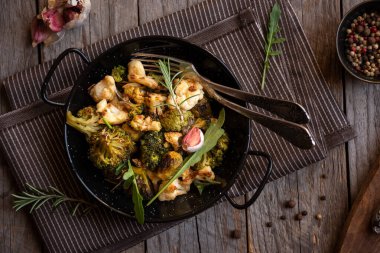 Karnabahar, brokoli ve diğer sebzeler.