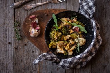 Karnabahar, brokoli ve diğer sebzeler.