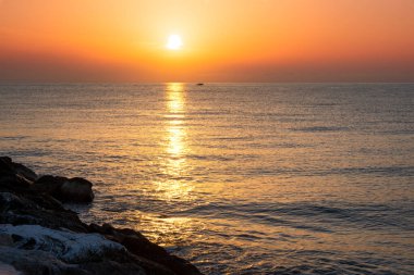 Güzel gün doğumu ya da denizde gün batımı