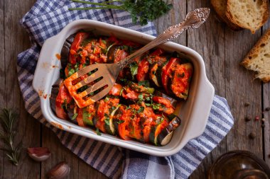 Pişmiş sebzeli ratatouille, geleneksel sebze yemeği.