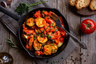 Pişmiş sebzeli ratatouille, geleneksel sebze yemeği.