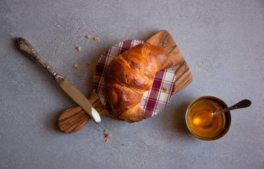 Kahvaltı için taze kruvasan.