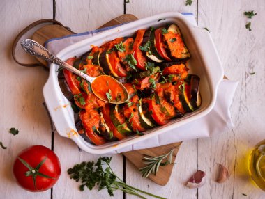 Pişmiş sebzeli ratatouille, geleneksel sebze yemeği.