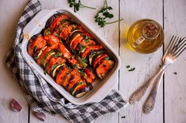 Pişmiş sebzeli ratatouille, geleneksel sebze yemeği.