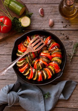 Pişmiş sebzeli ratatouille, geleneksel sebze yemeği.