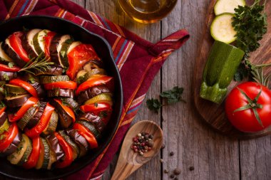 Pişmiş sebzeli ratatouille, geleneksel sebze yemeği.