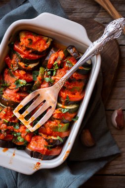 Pişmiş sebzeli ratatouille, geleneksel sebze yemeği.