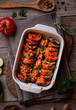 Pişmiş sebzeli ratatouille, geleneksel sebze yemeği.