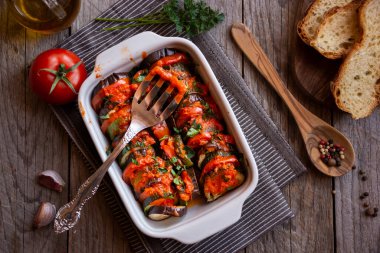 Pişmiş sebzeli ratatouille, geleneksel sebze yemeği.