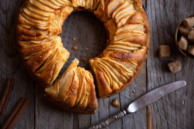 Dilimlenmiş elma ve kahverengi şekerli ev yapımı lezzetli elmalı turta